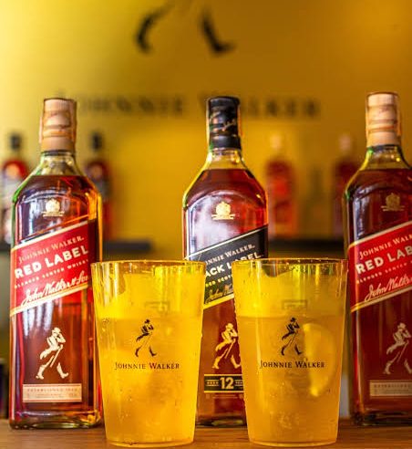 Johnnie Walker faz releitura disruptiva do Striding Man em São Paulo