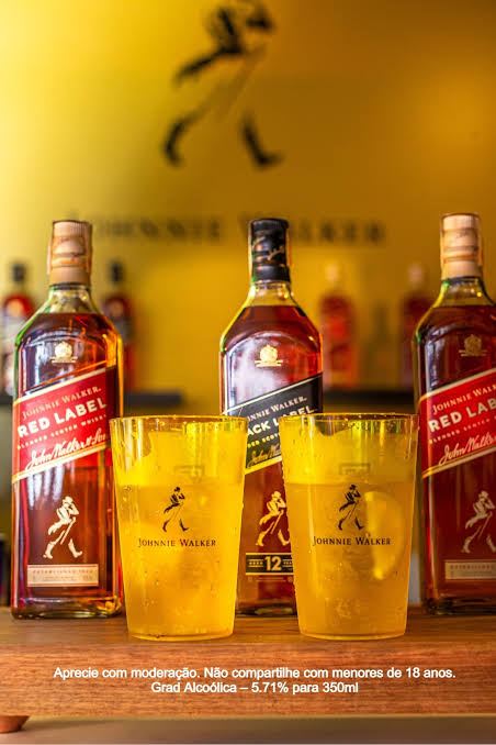 Johnnie Walker faz releitura disruptiva do Striding Man em São Paulo