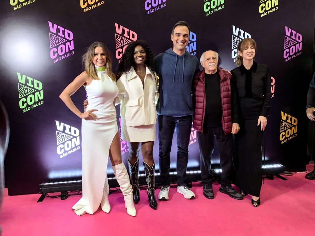 Elenco do painel da Globo na VidCon - Deborah Secco, Kenya Sade, Tadeu Schmidt, Ary Fontoura e Gabriela Prioli. Créditos: Flavia Carvalho/Overview